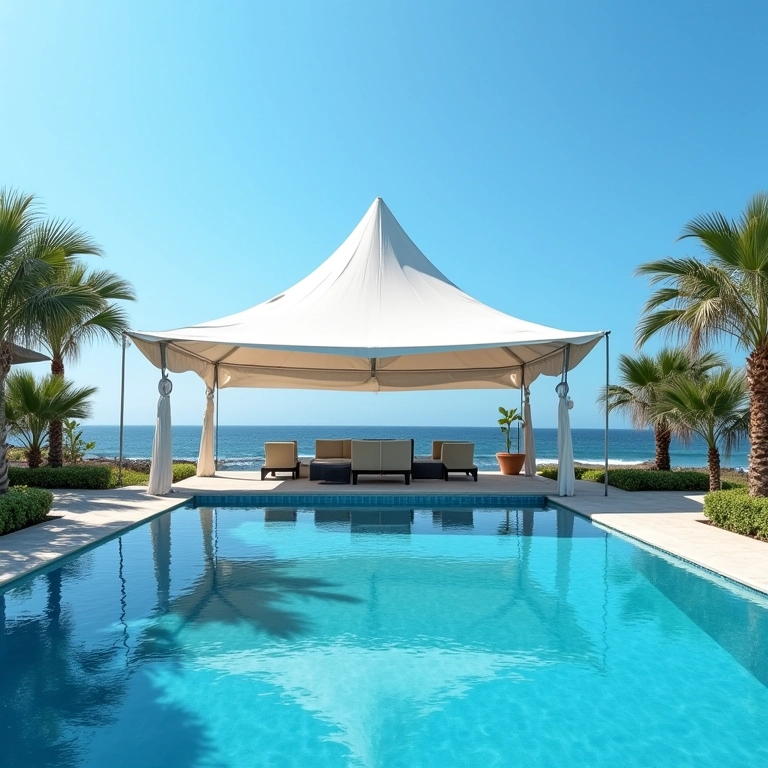 Tenda suspensa sobre piscina em resort de luxo.