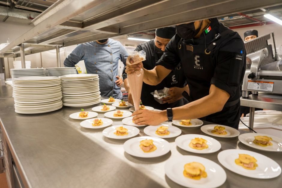 A cozinha e a garagem como bastidores