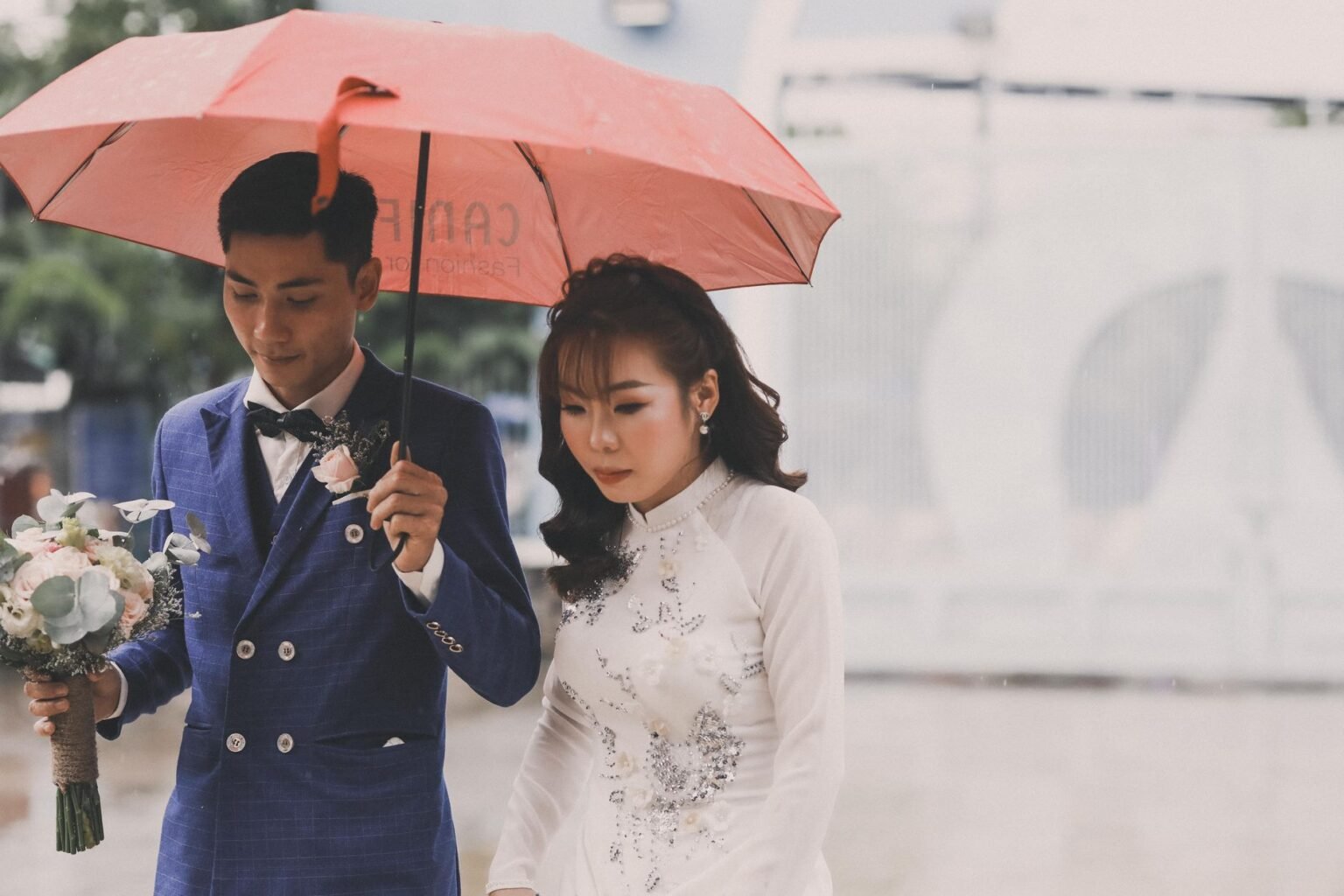Chuva no casamento: o plano B que salva a festa ao ar livre