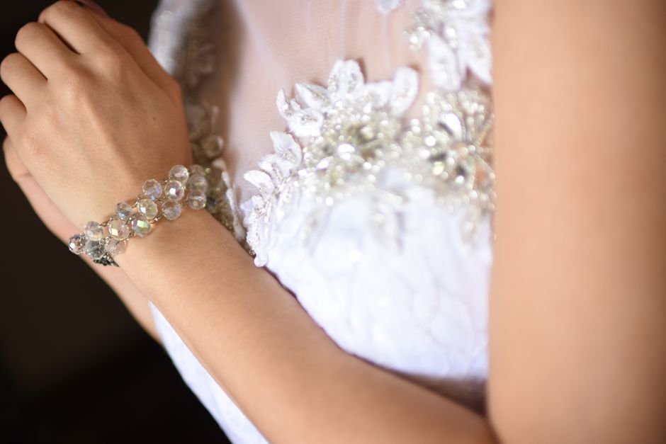 2. Pulseira de strass ou cristal