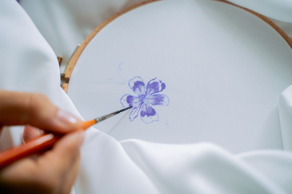Aplicações de flores secas bordadas