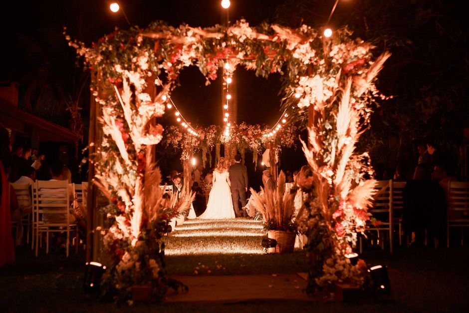 Arco iluminado para casamento à noite