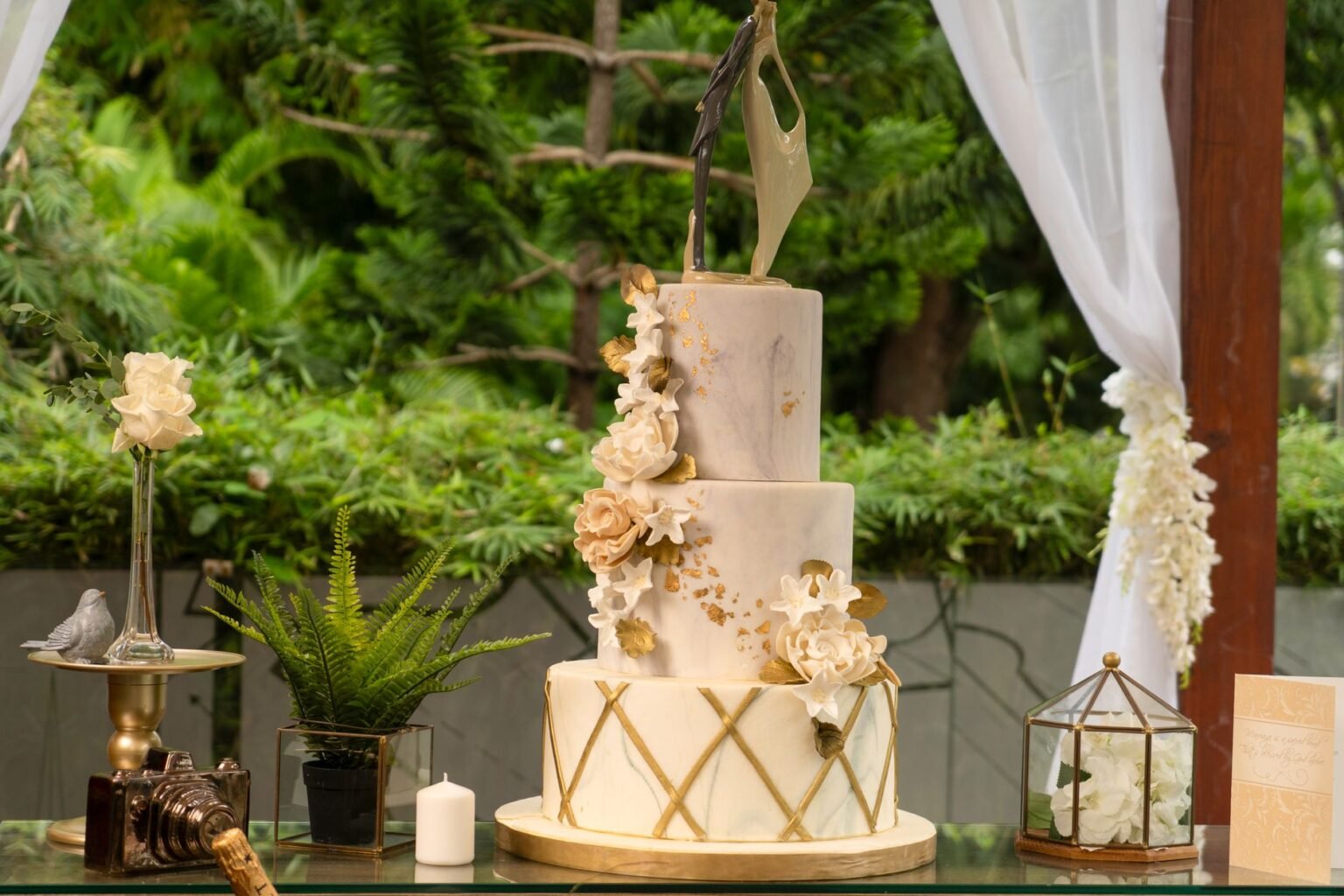 Bolo Falso de Casamento: a solução elegante (e econômica) pra decoração Bolo Falso de Casamento: a solução elegante (e econômica) pra decoração