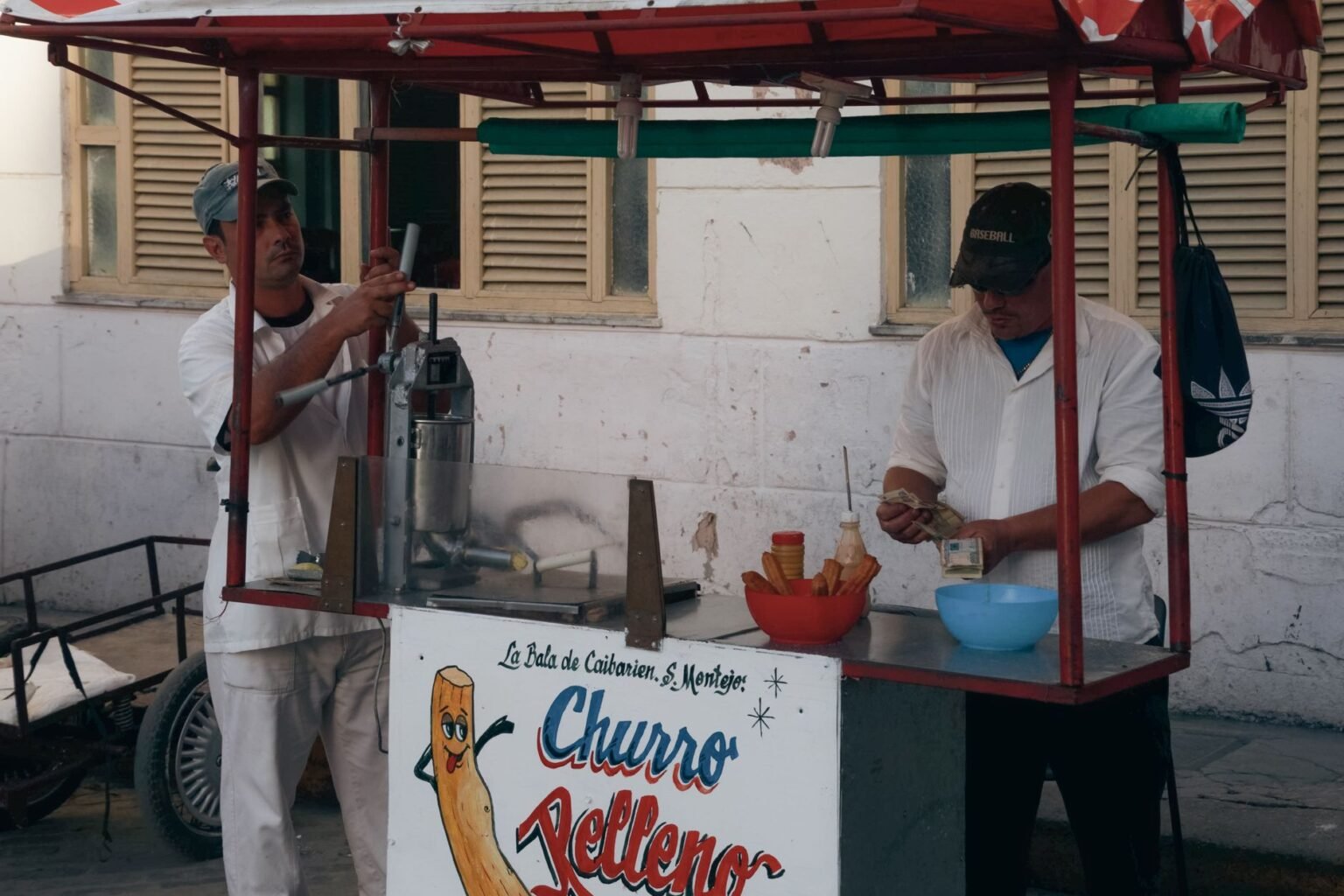 Carrinho de churros no casamento: a sobremesa que vira atração da festa