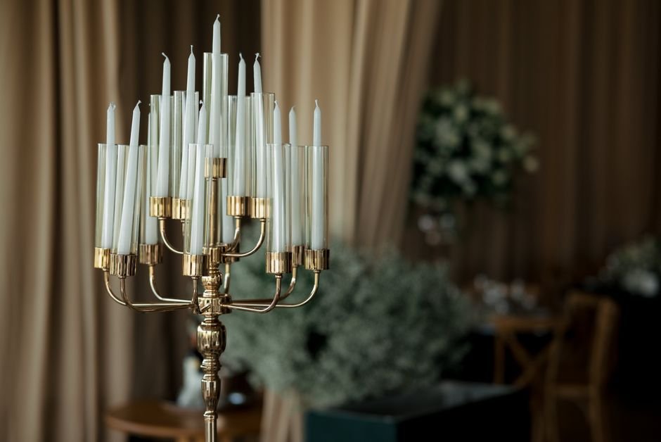 Decoração em tons de tapeçaria e velas de castiçal