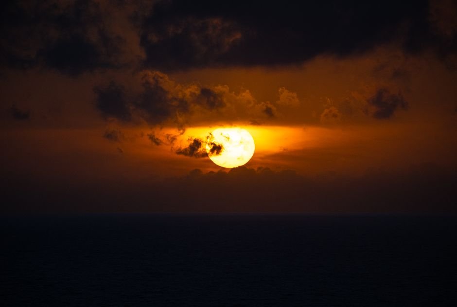 Descubra o horário exato do pôr do sol na data e local