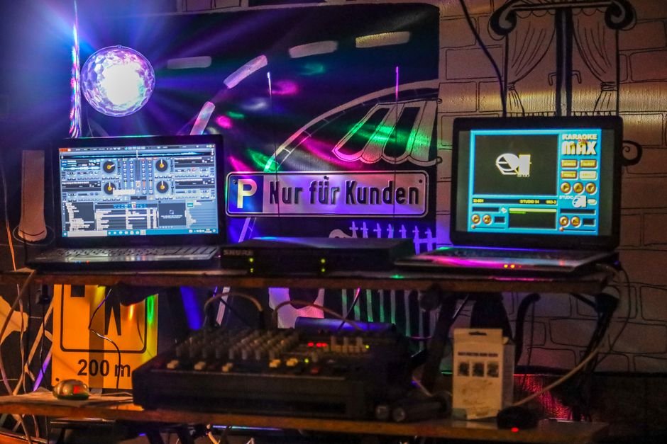 DJ com telão e efeitos visuais
