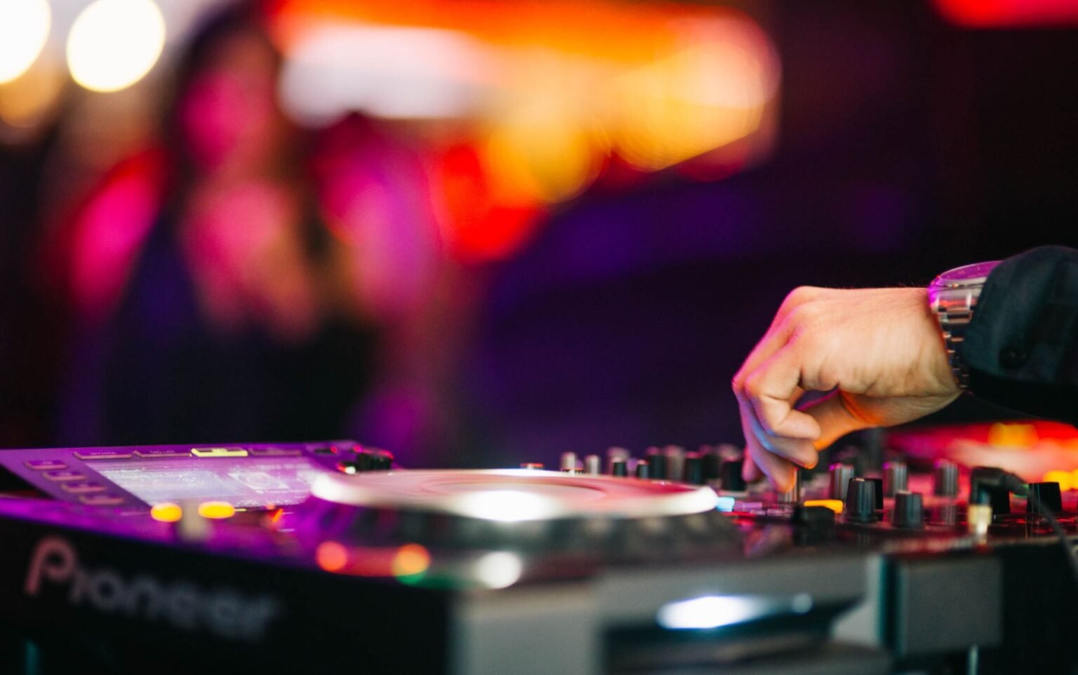 DJ de casamento: como escolher e o que perguntar antes de contratar DJ de casamento: como escolher e o que perguntar antes de contratar
