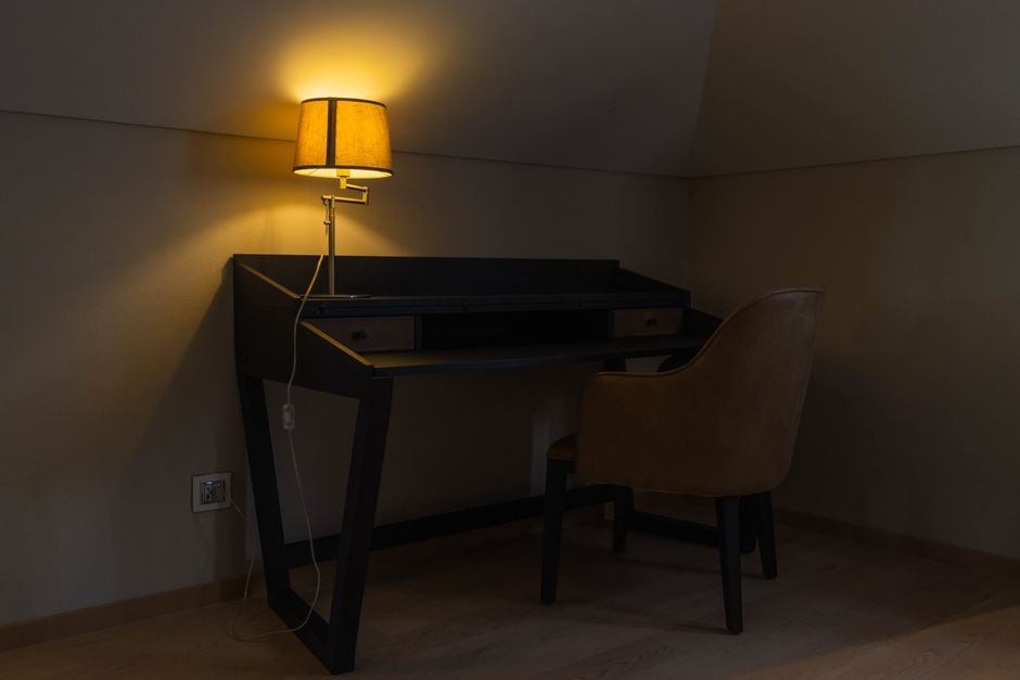 Iluminação baixa com luminárias de mesa