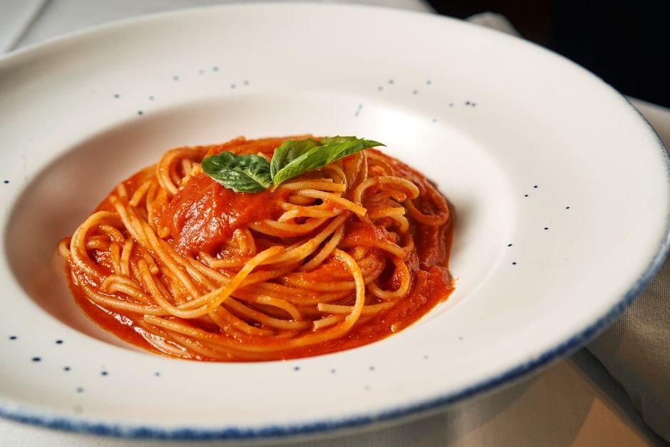 Massa com molho de tomate ou pesto sem queijo