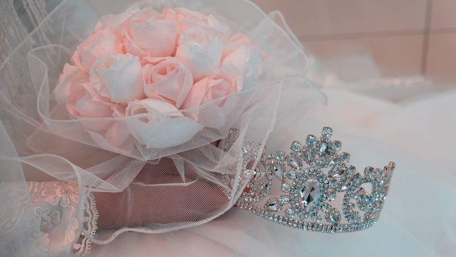 Penteado com tiara ou acessório de cristal