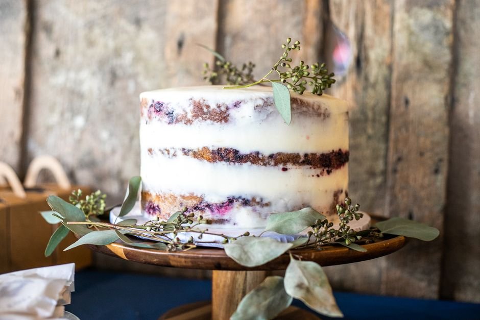 Semi Naked Cake: O Meio-Termo