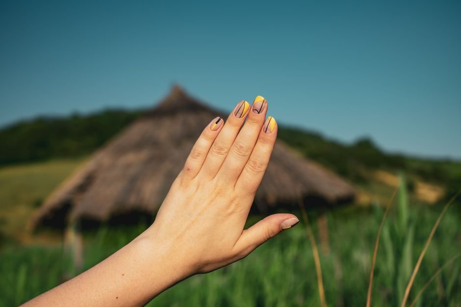 Unha curta e natural, para noivas práticas