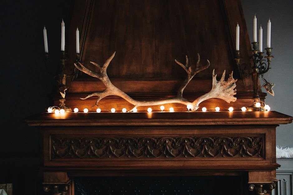 2. Décor com lareira acesa e luz de velas