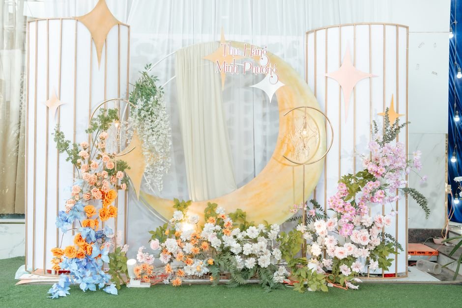 Arco circular (lua) com flores delicadas