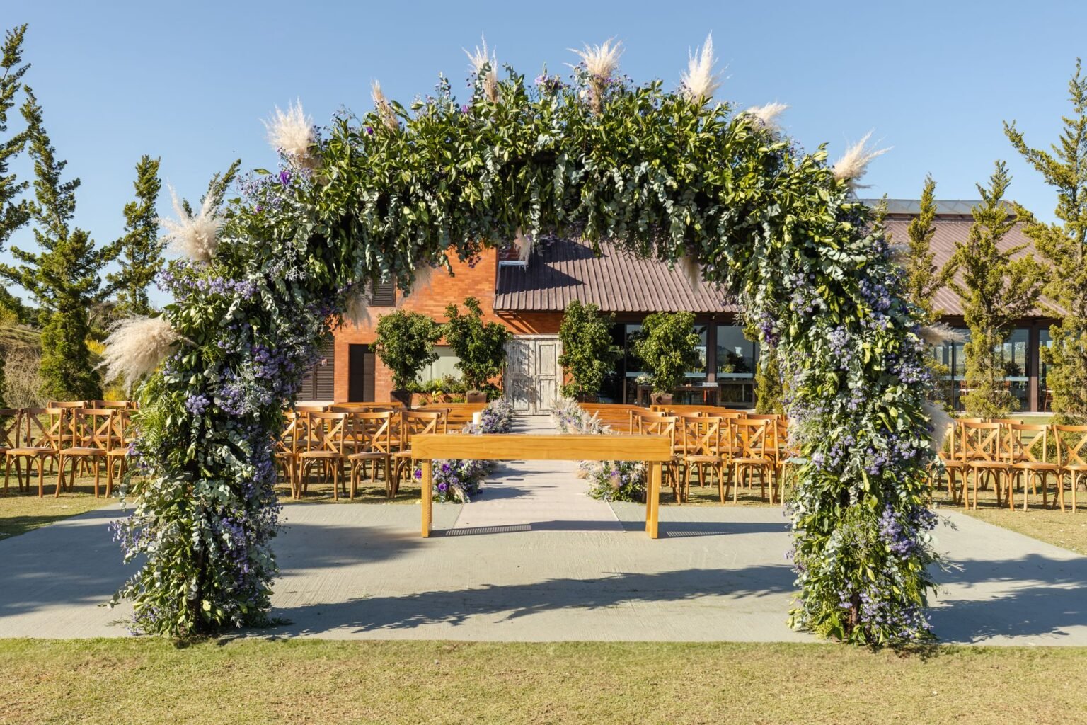 Arco de flores para casamento: 7 inspirações para a cerimônia