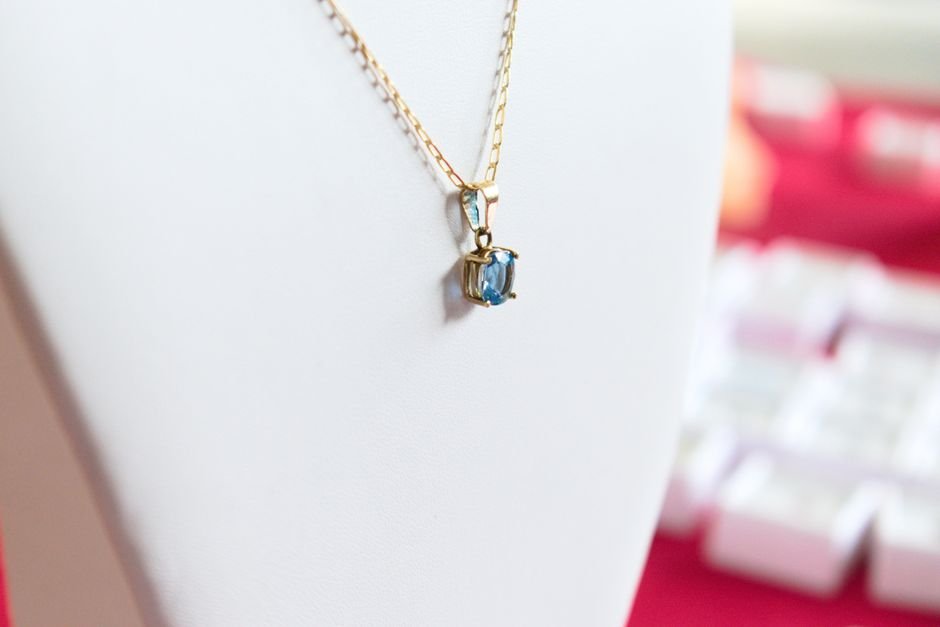 Broche com Pingente em Corrente: Movimento e Leveza
