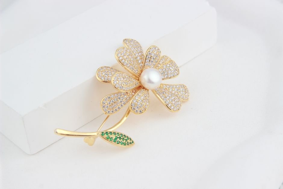 Broche Floral de Pérolas: Delicadeza Romântica