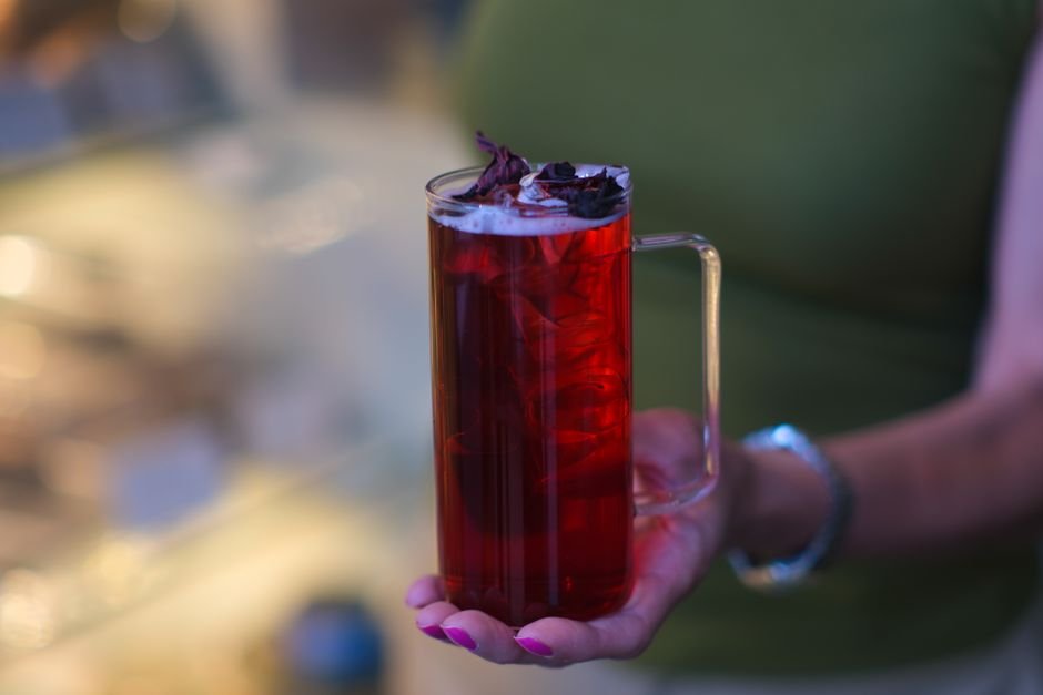 Chá gelado de hibisco com laranja