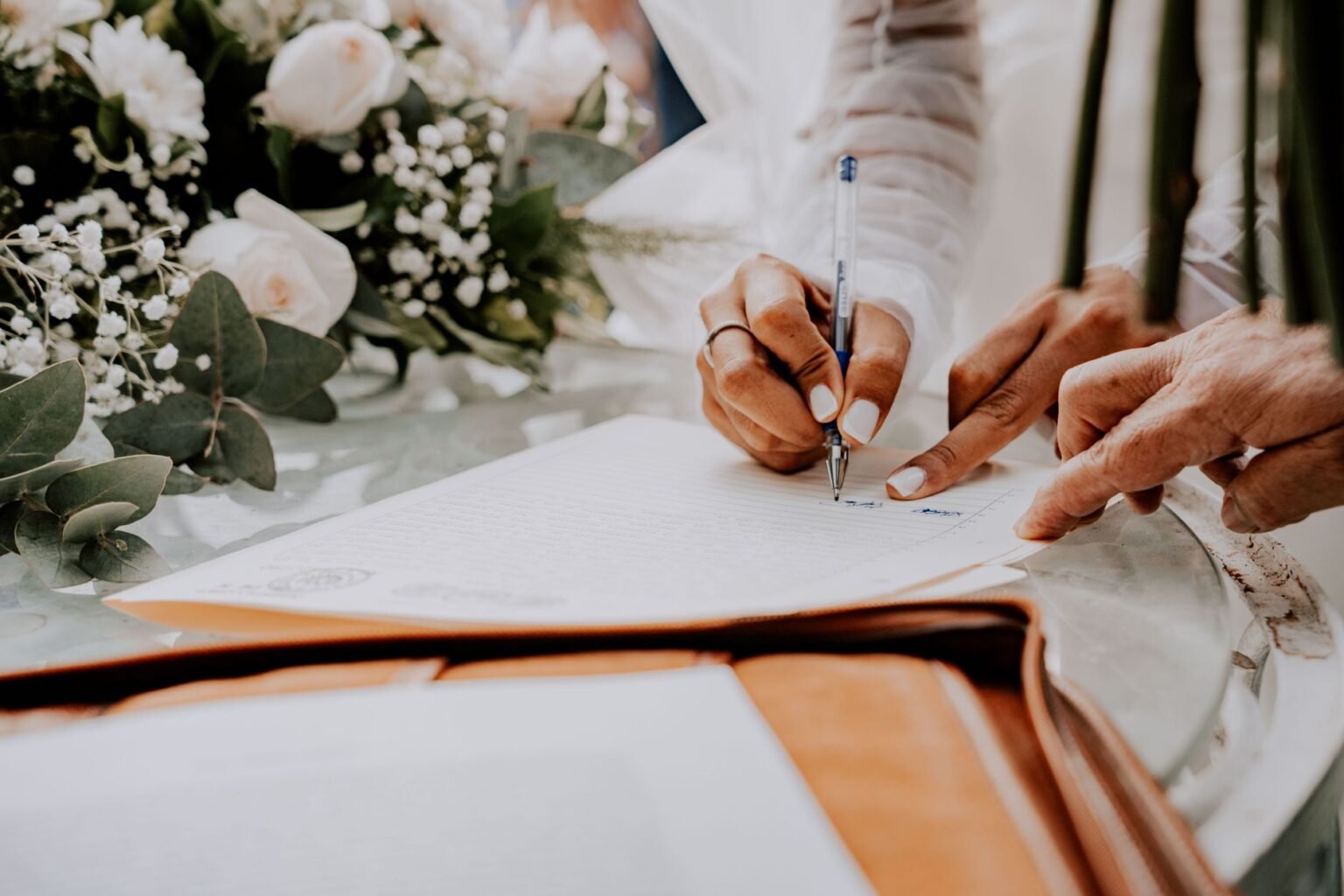 Contrato com fornecedores: 6 cláusulas que toda noiva deve conferir antes de assinar