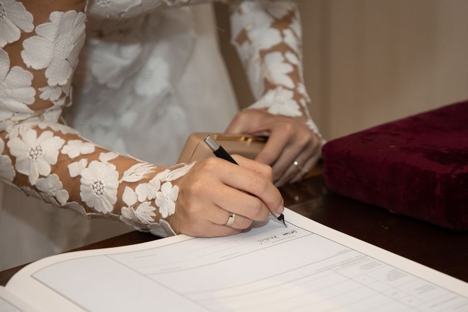 Por que ler o contrato com calma evita o maior susto do planejamento