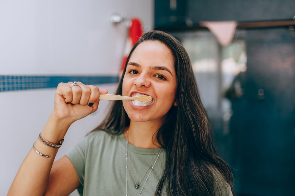 Cuidados depois do clareamento para o sorriso durar até a festa