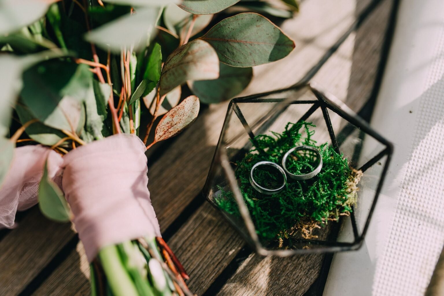 Decoração com eucalipto: 6 formas de usar a folhagem no casamento