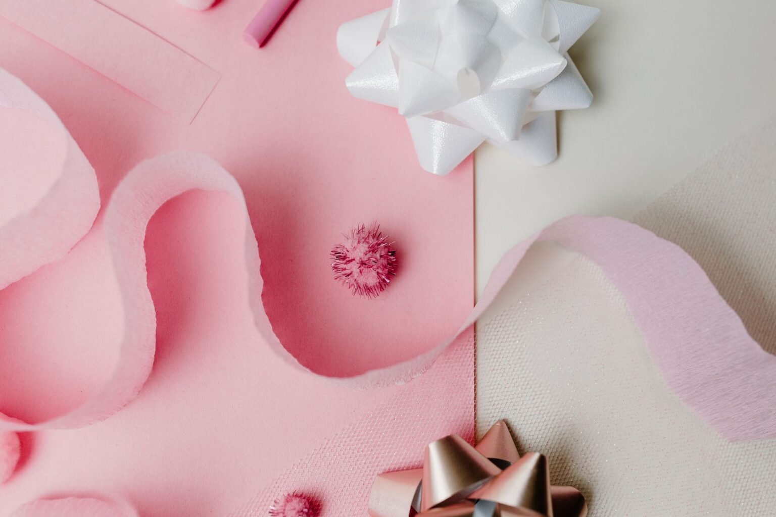 Decoração com fitas de cetim no casamento: 6 ideias delicadas para a festa