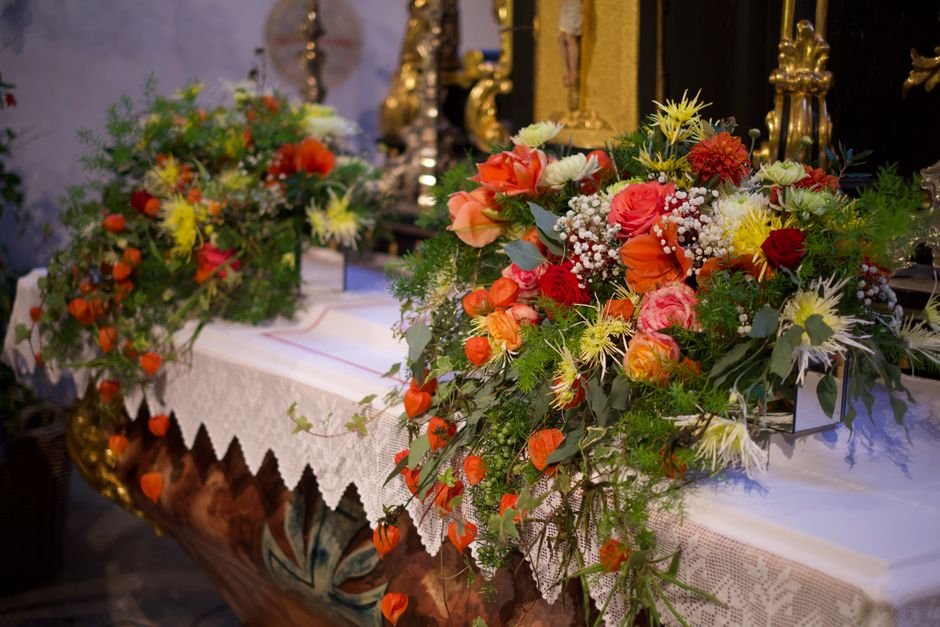 Decorar o altar respeitando as regras da paróquia