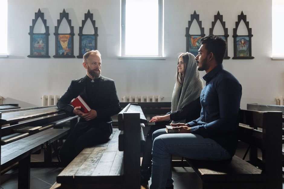 Entender os documentos e os prazos do padre ou pastor
