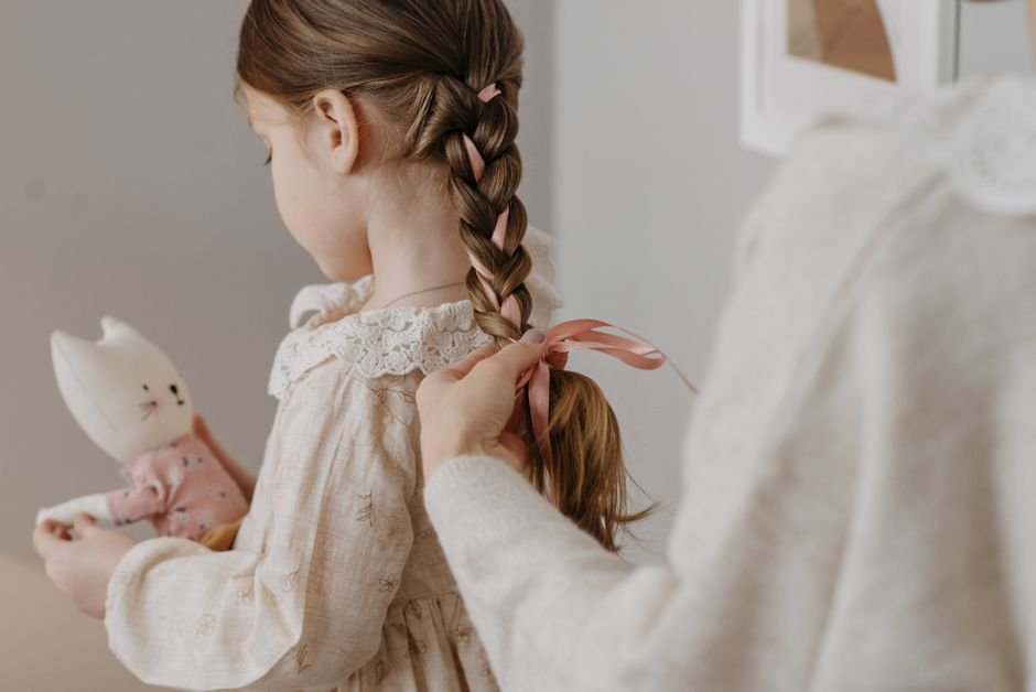 Fitas de cetim no penteado e nos acessórios