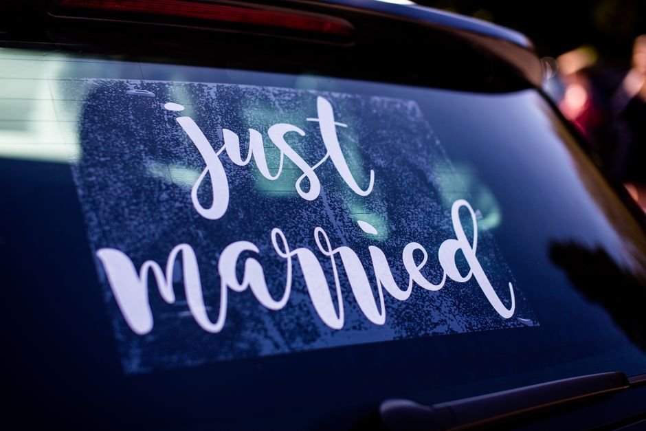 "Just Married" na saída da festa