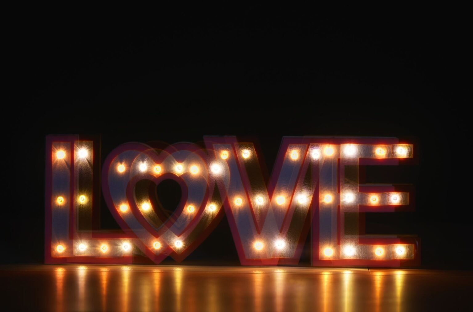 Letreiro Luminoso para Casamento: 7 Ideias para Decorar a Festa