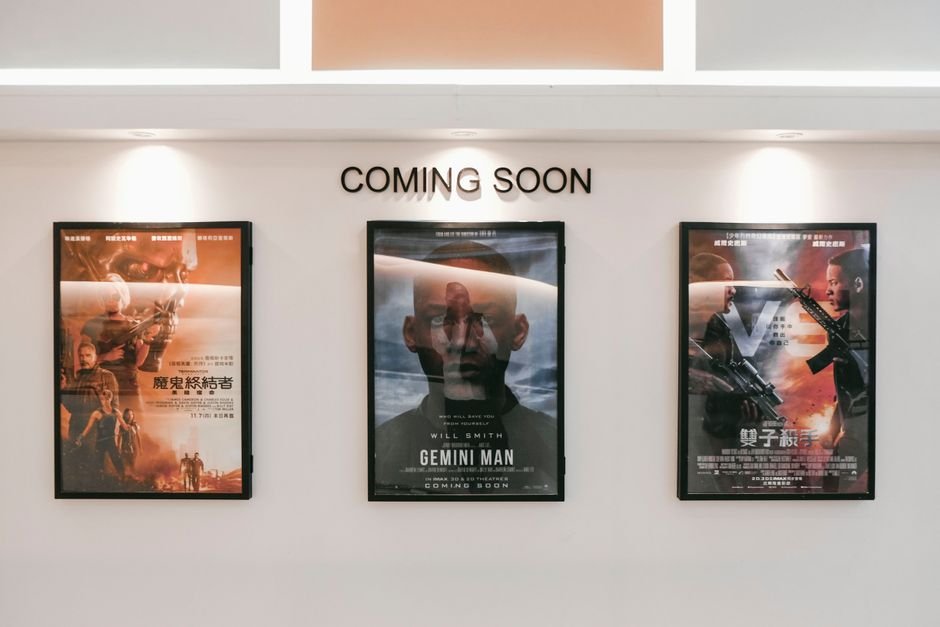 Painel com cartazes de filmes do casal