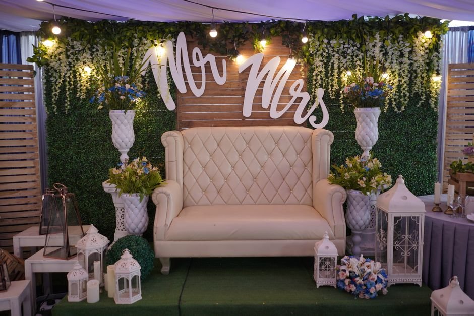 Painel luminoso atrás da mesa dos noivos