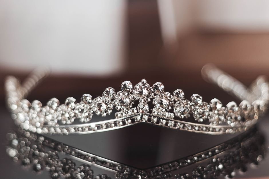 Tiara com cristais e strass