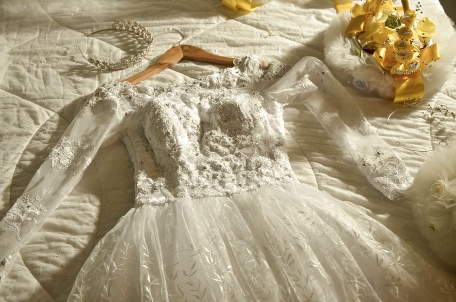 Vestido com manga longa de tule ilusão